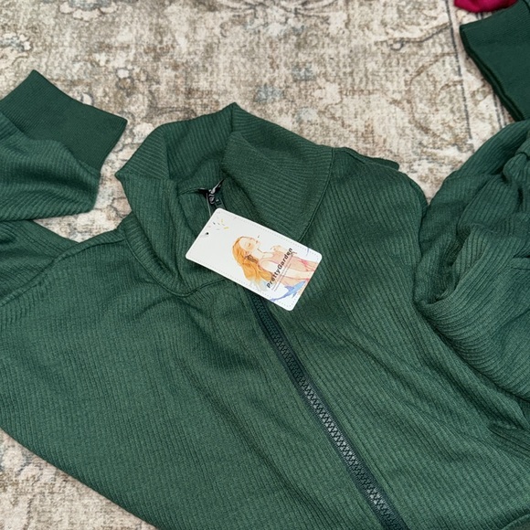 Comfy Green Zip-Up Jumpsuit - Picture 10 of 10